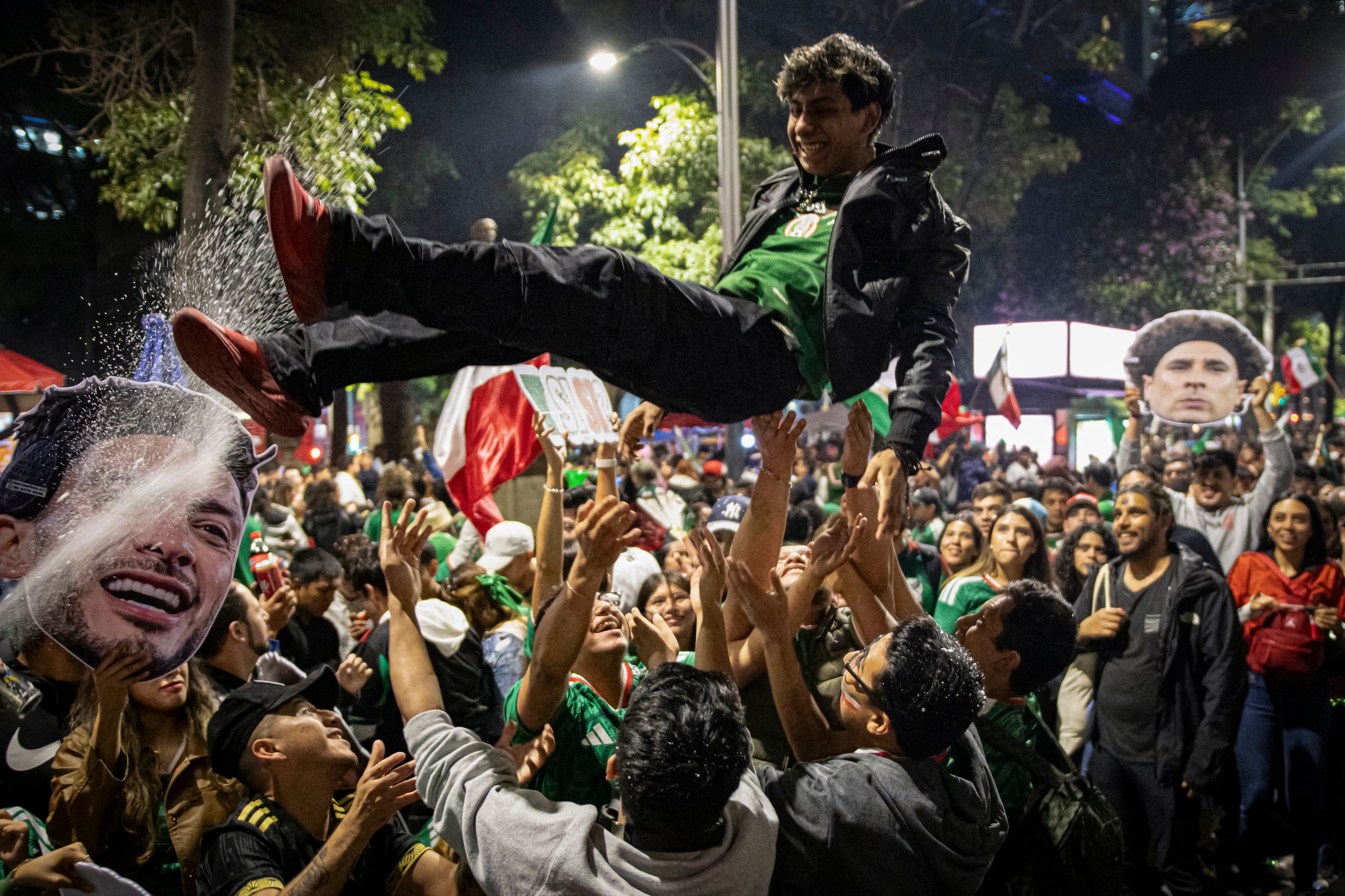 Aficionados festejan un gol de México contra Ecuador, este martes.