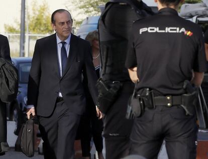 El exsecretario de Estado de Hacienda y exvicepresidente de Caja Madrid, Estanislao Rodríguez-Ponga, a su llegadaa la Audiencia Nacional en San Fernando de Henares, el 5 octubre de 2016.