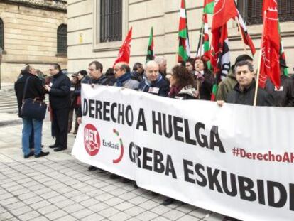 Concentración sindical a favor del derecho a la huelga este miércoles en Vitoria. 