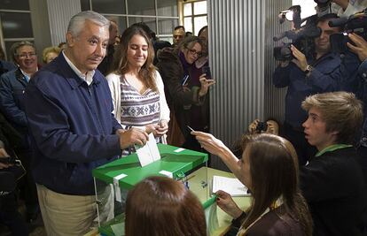 El candidato a presidir la Junta por el PP Javier Arenas, se presenta por Almería, aunque ha ejercido su derecho en el barrio sevillano de Los Remedios.