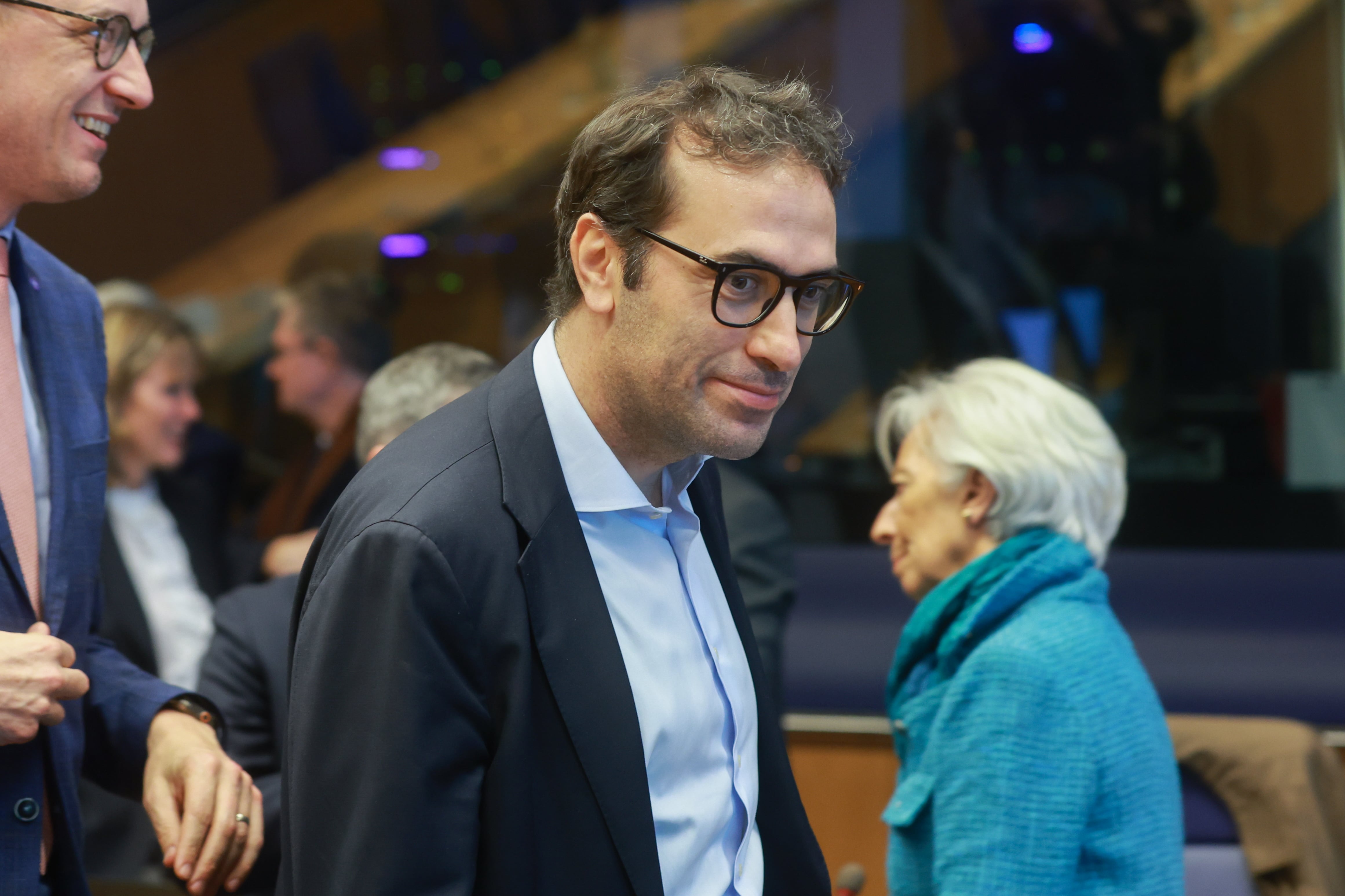 El ministro de Finanzas español, Carlos Cuerpo, en primer plano, y detrás la presidenta del BCE, Christine Lagarde. 