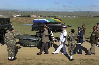 El f&eacute;retro de Nelson Mandela llega escoltado a la ceremonia de Qunu.