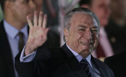 Michel Temer deixa o hospital em Brasília, nesta quarta.