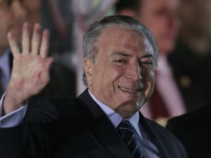 Michel Temer deixa o hospital em Brasília, nesta quarta.