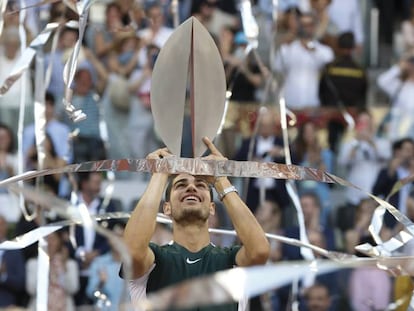 Carlos Alcaraz, tras ganar el torneo de Mutua Madrid Open, el domingo.