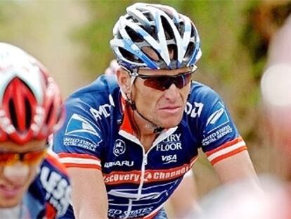 Armstrong, serio y concentrado, durante la etapa de ayer.