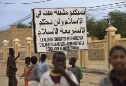 Un cartel en el centro de Tombuctú dice que "la ciudad fue fundada en el islam y solo será juzgada por la ley islámica".