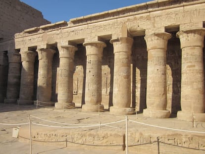 Columnas del pórtico Sur del primer patio del templo de Medinet Habu.