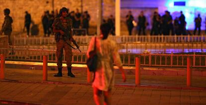 Soldados turcos, este jueves en la plaza Taksim de Estambul. 