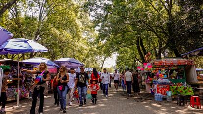 Turistas y locales pasean en el Parque de Chapultepec, en Ciudad de México, en marzo de 2024.