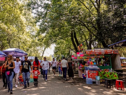 Turistas y locales pasean en el Parque de Chapultepec, en Ciudad de México, en marzo de 2024.