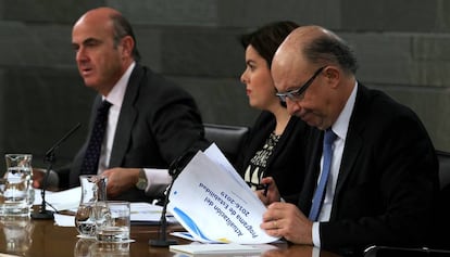 Soraya S&aacute;enz de Santamar&iacute;a, entre Luis de Guindos y Crist&oacute;bal Montoro.