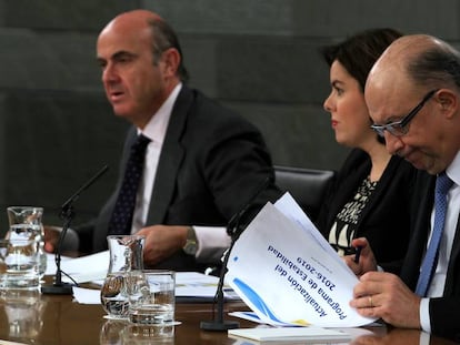 Soraya S&aacute;enz de Santamar&iacute;a, entre Luis de Guindos y Crist&oacute;bal Montoro.