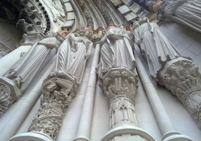 Escenas del pasado, del presente y del futuro en la puerta del Paraíso. En el capitel del centro se pueden ver talladas las Torres Gemelas de Nueva York a punto de ser abatidas por un maremoto