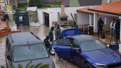 Agentes de la Guardia Civil trasladan a uno de los detenidos el 30 de abril en la Operación Halia.