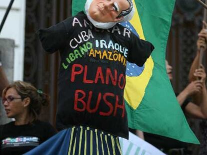 Manifestación en Río de Janeiro contra la visita de Bush.