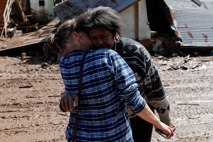 Muçum es el municipio que más afectaciones ha sufrido por el ciclón tras la subida del río Taquari, que ha inundado la zona. En la imagen, una mujer es reconfortada luego de perder su vivienda a causa del fenómeno meteorológico, en la misma localidad.