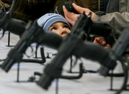 Un niño asiste a la exposición anual de armamento y equipo militar 'Armas y seguridad' en Kiev (Ucrania).