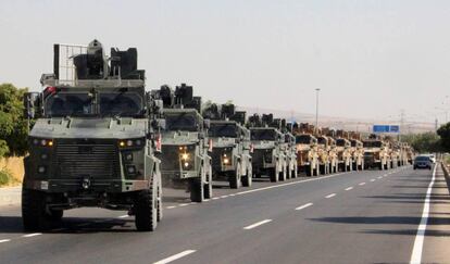 Convoy militar turco cerca de la frontera turcosiria, este miércoles.