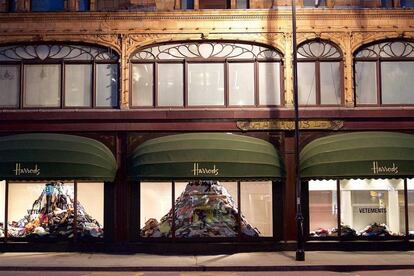 Instalación de Vetements en los escaparates de Harrods.