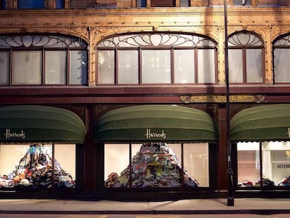 Instalaci&oacute;n de Vetements en los escaparates de Harrods.