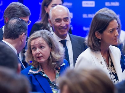 Nadia Calviño, en primer plano, junto a Rafeal del Pino al fondo.