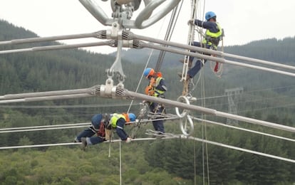 Trabajadores de Elecnor en una línea de alta tensión en Chile.