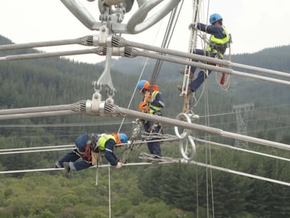 Trabajadores de Elecnor en una línea de alta tensión en Chile.