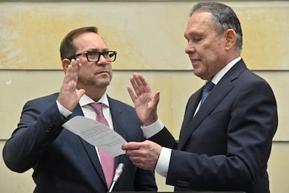 Lidio García Turbay (izquierda) asume el cargo como presidente del Senado ante el presidente saliente, Efraín Cepeda.