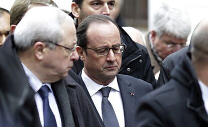 El presidente Fran&ccedil;ois Hollande, ayer a su llegada a la sede del semanario. 