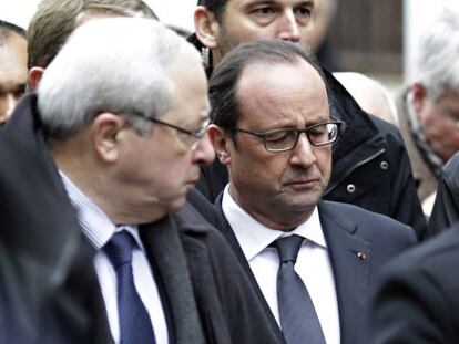 El presidente Fran&ccedil;ois Hollande, ayer a su llegada a la sede del semanario. 