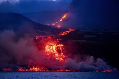 El camino de la lava hacia el mar, un destructor viaje de 10 días de unos 50 millones de metros cúbicos de magma, ha sido errático e impredecible. Tras unos días de desaceleración, la erupción se reactivó el pasado domingo, día en el que se incrementó la velocidad de la colada.