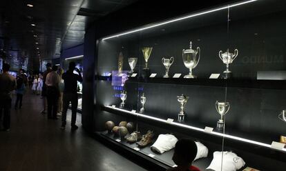 Las equipaciones, balones y triunfos del equipo están expuestas de manera cronológica en 100 metros de vitrina, más o menos la extensión de un campo, en la planta superior del museo. Las Copas de Europa están, sin embargo, en el segundo nivel, salvo la Décima, que se encuentra en la última etapa del 'tour'.