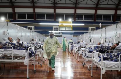 Pacientes com coronavírus, em um hospital de campanha em Santo André, São Paulo.