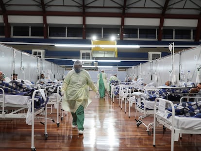 Pacientes com coronavírus, em um hospital de campanha em Santo André, São Paulo.