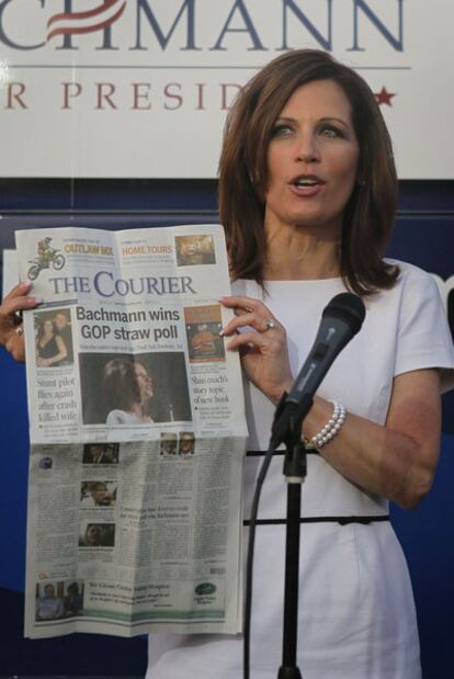 Bachmann muestra un periódico con su victoria en primera página, en un acto en Iowa.