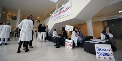 Trabajadores del hospital La Fe, durante el encierro de protesta.