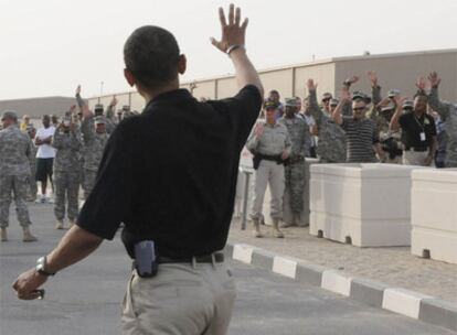 Barack Obama se despide, antes de viajar a Irak, de los militares de Estados Unidos instalados en la base Arifjan (Kuwait).