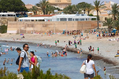 Vista de la línea de costa en la isla de Tabarca, repleta de gente.