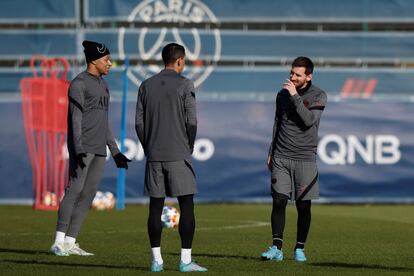 Mbappé, Di María y Messi, este lunes en el entrenamiento del PSG en Paris.