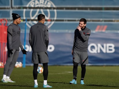 Mbappé, Di María y Messi, este lunes en el entrenamiento del PSG en Paris.