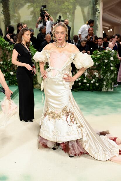 Chloë Sevigny asistió a la Gala Met 2024 celebrando 'Las bellas durmientes: el despertar de la moda' en el Museo Metropolitano de Arte de Nueva York el 6 de mayo de 2024. La actriz apostó por el tema de la noche con un vestido Dilara Findikoglu personalizado confeccionado con telas auténticas de corpiños y faldas de seda de la época victoriana. Una parte fundamental de su estilismo era el peinado, que imitaba el luto en la época victoriana creado por el peluquero Mustafa Yanaz.

