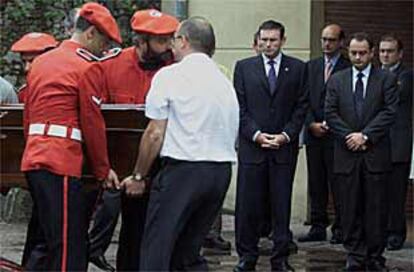 Juan José Ibarretxe y Javier Balza contemplan la llegada del féretro con el cadáver de Mikel Uribe a la comisaría de la Ertzintza en Tolosa.