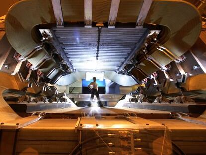 Un operario examina el experimento LHCb