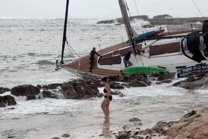 El temporal de esta pasada madrugada ha arrastrado algunas embarcaciones contra las rocas junto a la playa de Binibèquer, en Menorca, este martes.