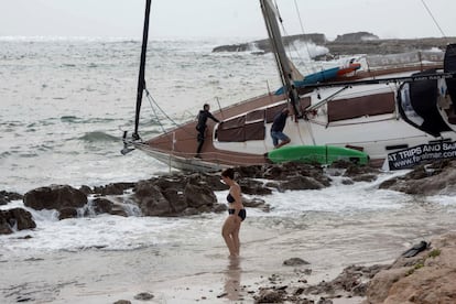 El temporal de esta pasada madrugada ha arrastrado algunas embarcaciones contra las rocas junto a la playa de Binibèquer, en Menorca, este martes.