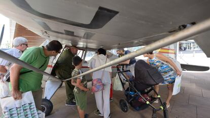 La exhibición de la aeronave genera mucha expectación. Bajo el ala lleva inscrita la matrícula, EC- AJR. Alfa Juliette Romeo, en lenguaje aeronaútico. Con ese nombre el final de su historia tiene que ser romántico.