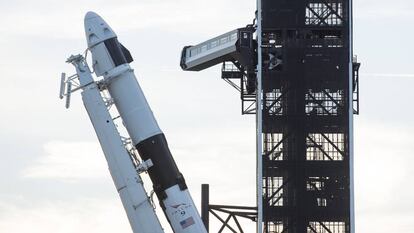 El cohete SpaceX Falcon 9, con la cápsula Crew Dragon, durante su preparación para el lanzamiento en el Kennedy Space Center de Florida.