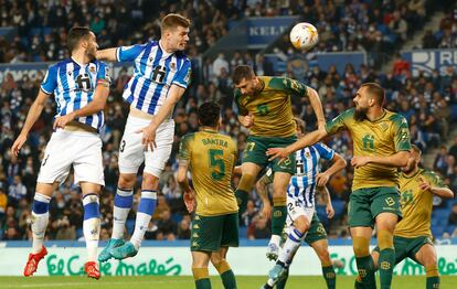 Sorloth, segundo por la izquierda, cabecea ante Bartra, Guido e Iglesias.