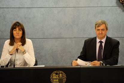 Idoia Mendia y Carlos Aguirre, durante su comparecencia posterior al Consejo de Gobierno de ayer.